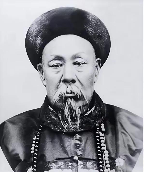 1901年，董福祥接旨，所有乌纱全没，还永不录用。他火冒三丈，提笔给荣禄写密信：