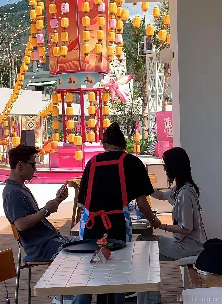 吴谨言和老公洪尧在海南万宁吃网红餐厅，吴谨言大口吃披萨！吴谨言和老公过年去海南旅