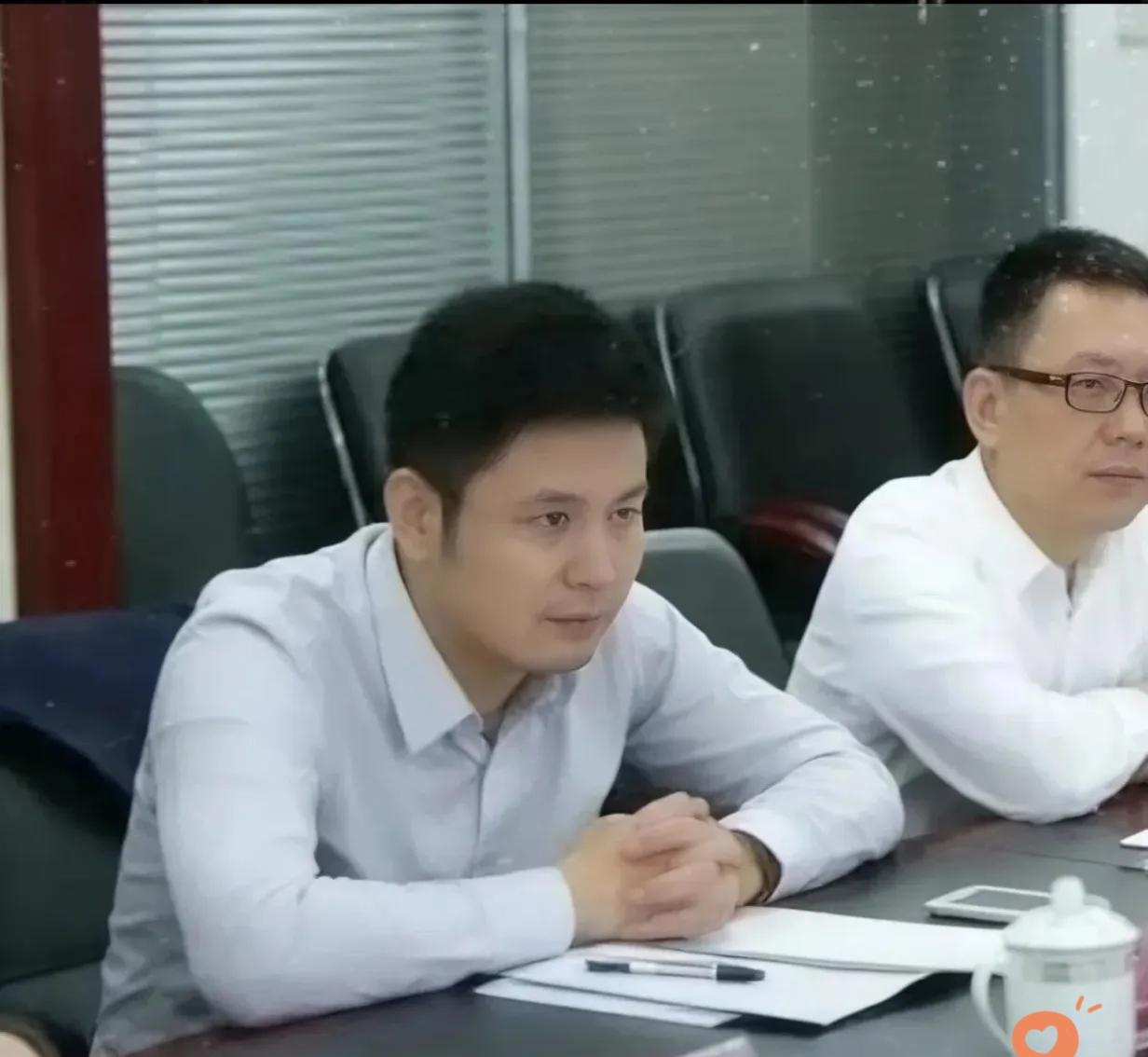 光看照片，戴个眼镜斯斯文文的，不知道的还以为是哪个刚毕业的大学生呢。谁能想到