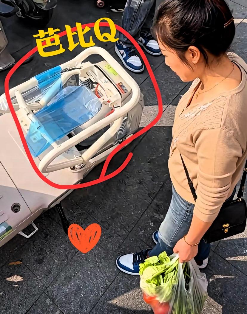 新国标电动车停菜场10分钟，坐垫被偷！1块钱能解决的事，厂家偏不做刚花3