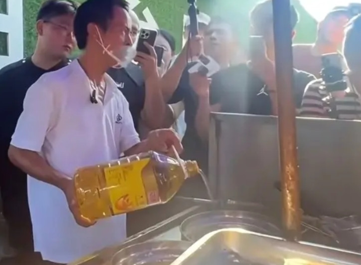 鸡排哥火了后，开始出现负面消息。第一个被盯上的就是炸鸡排的油。路边摊可以想到