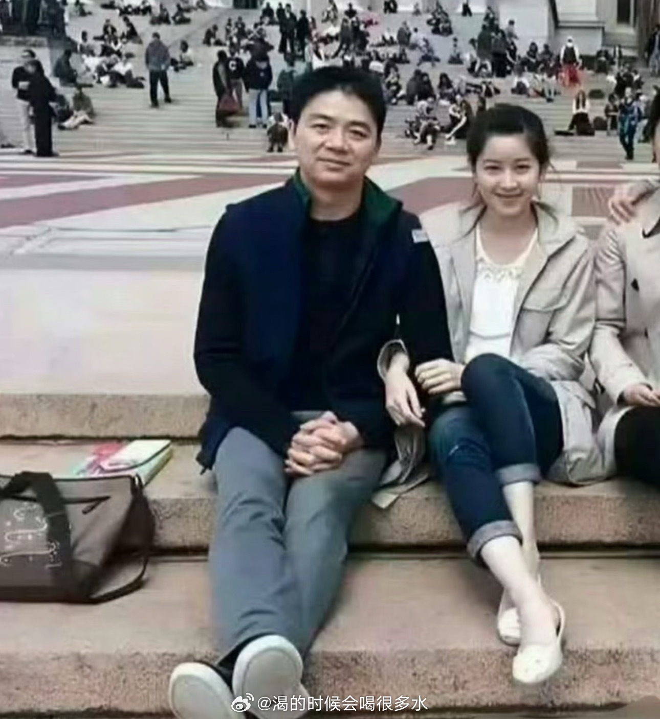 这会儿的刘强东三十八岁，章泽天十八岁，俩人才刚认识不久