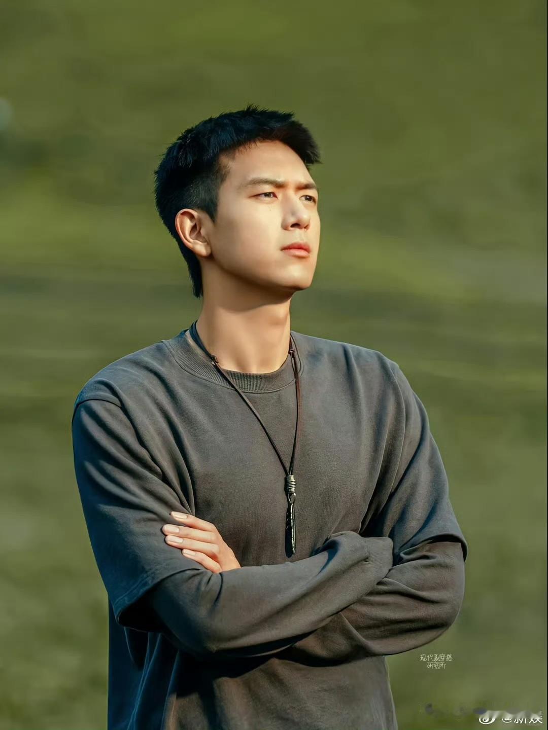李现，他如果可以的话，他是真的不想那么红。李现回到沙溪古镇摄影了，拿着最新款户