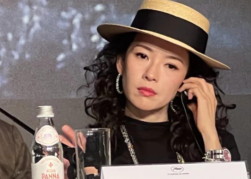 三年后，我才读懂章子怡当年那个眼神，原来她没骂人，是看着对方把“忘恩负义”四个字