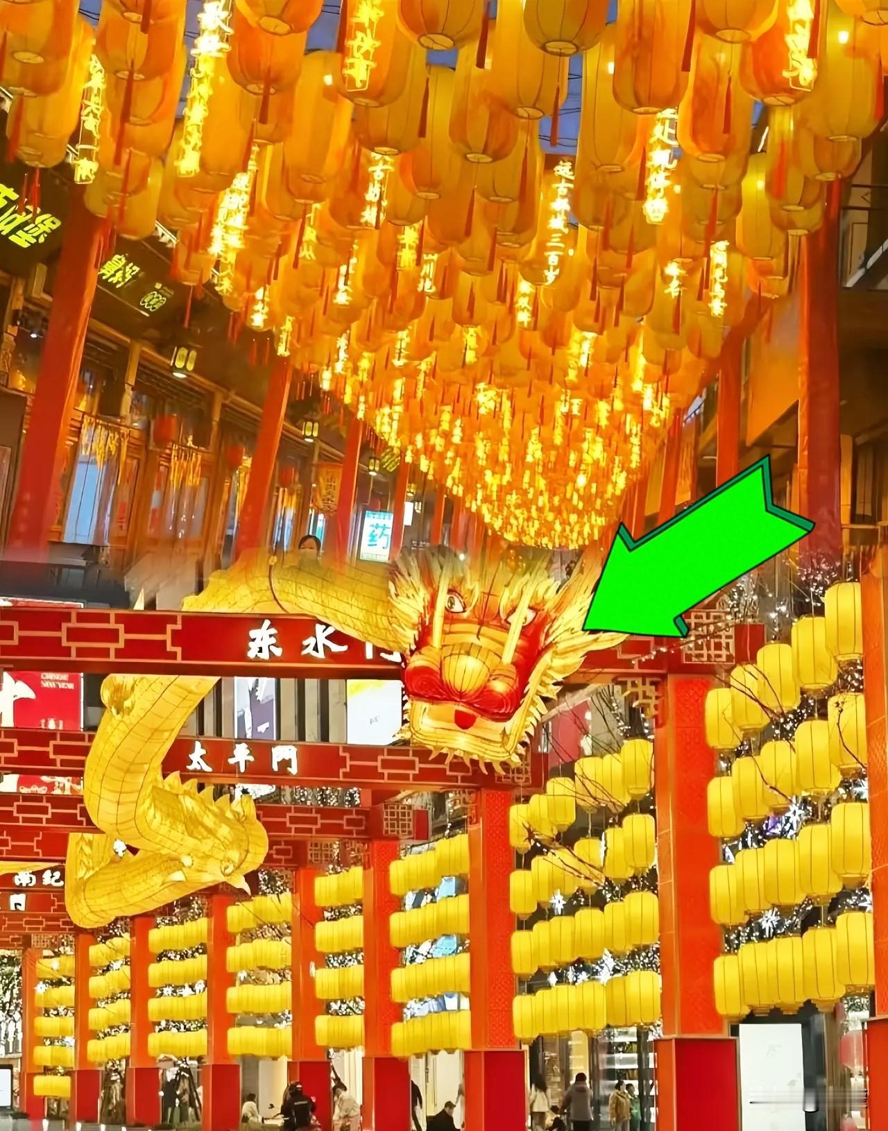 年关将至，北京、济南、广州这些大城市的街头突然齐刷刷挂起了黄灯笼，乍一眼满屏