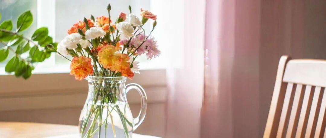 大家发现没有，女人一旦过了50岁，不知不觉中就有了以下症状：1、出门喜欢戴帽