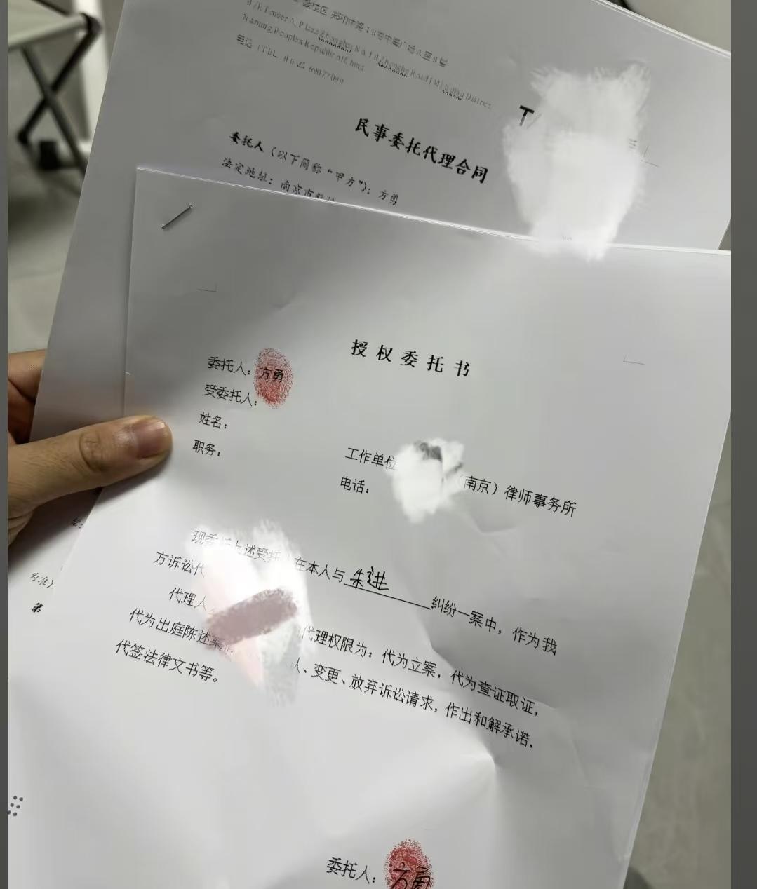 南京寻亲的双胞胎兄弟想不到会走到这一步，昨天弟弟晒了一张起诉状，起诉对象正是他的