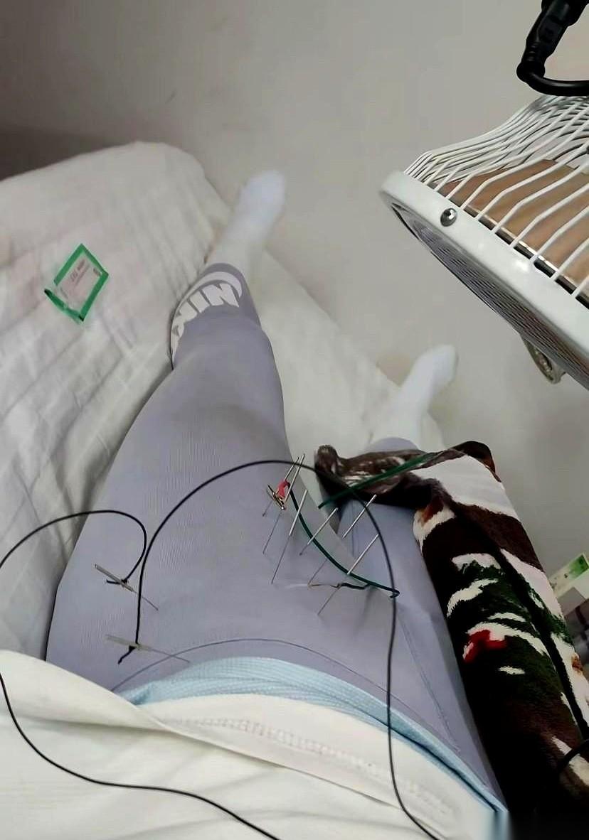 我趴在社区医院的床上，腰上凉飕飕的，就等大夫来给我扎针。眼角余光一扫，隔壁床的