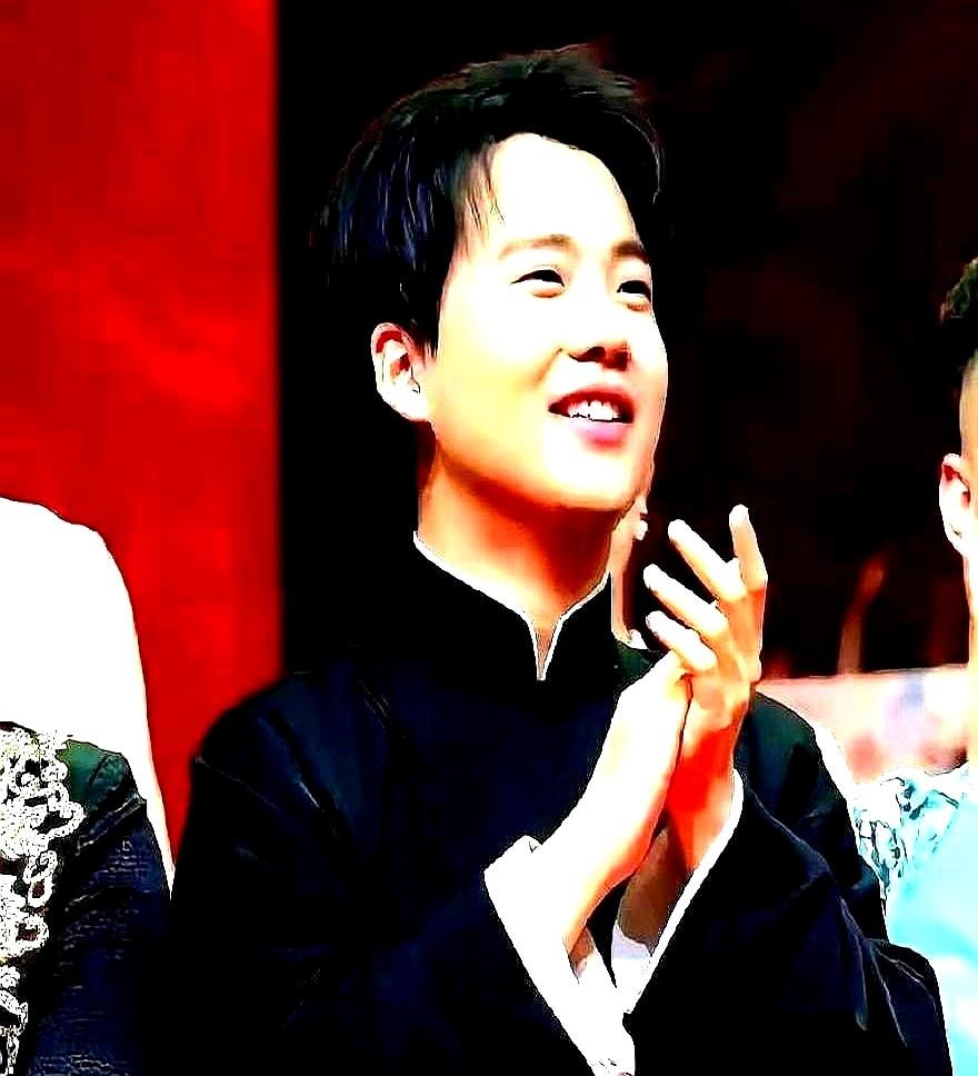 后台偶遇这事出自德云社封箱演出后流出的十几秒backstage视频,镜头晃到