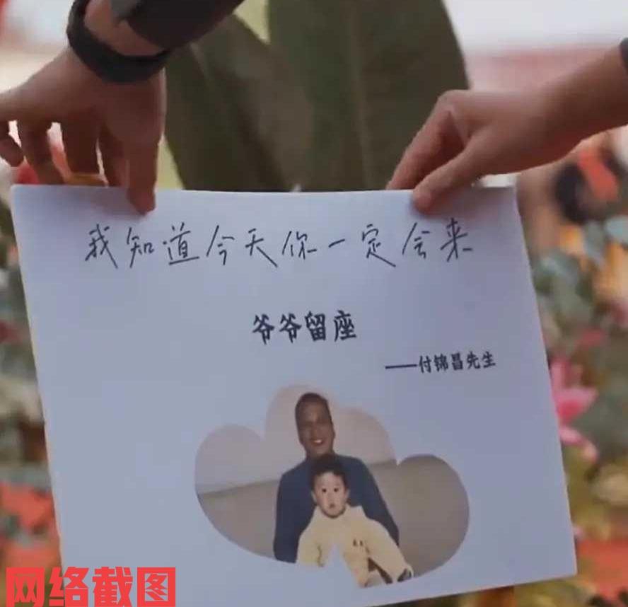 安徽亳州新人结婚现场出现一幕。在这新人结婚仪式现场，在大家的疑惑目光下，第一