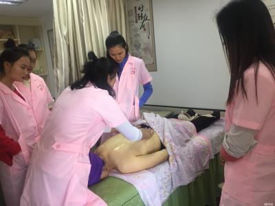 宝宝爱吐舌头, 婆婆说是调皮, 妈妈总是放不下心, 到了医院才明白病因