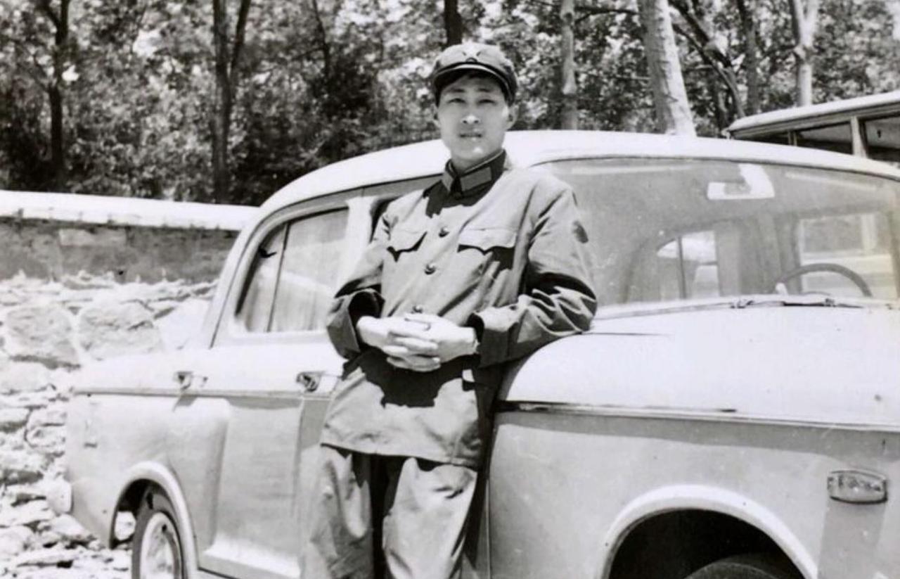 1965年的一天，在上海警备区汽车班，干部处的李处长找来了，对司机小方讲：“交给