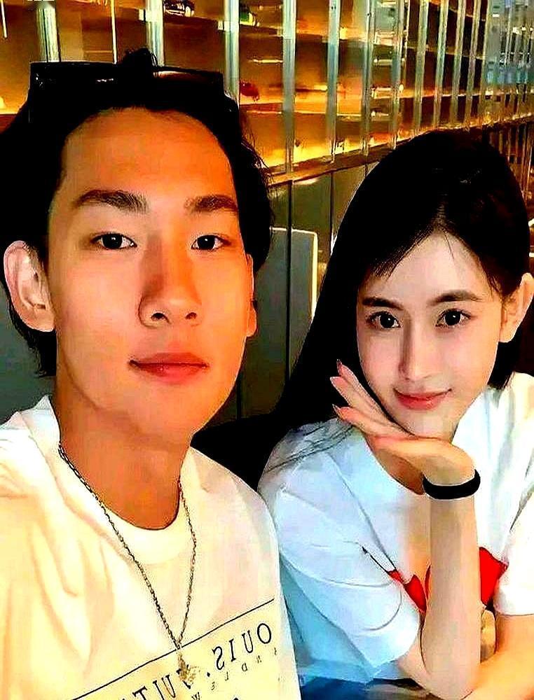 22岁生日拿下奥运金牌，年入2亿，苏翊鸣的女友，背景比他拿冠军还硬。刚滑下