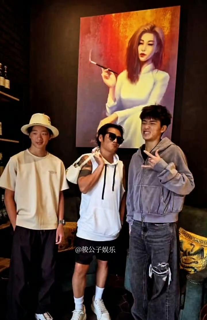 10月4日，曹格在马来西亚组织聚餐，邀请儿子Joe（曹三丰，17岁）和《爸爸去哪