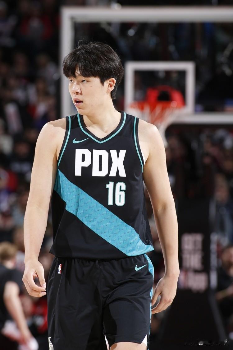 比周琦更争气，杨瀚森爆砍9分5篮板打破周琦NBA生涯得分记录!在今天开拓者与