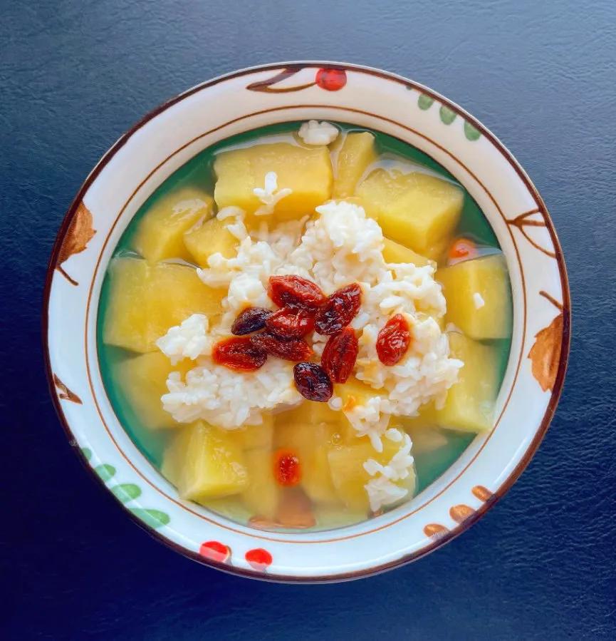 苹果这样吃健脾养胃气色好，你也可以来试试！近来，天气越来越冷，上次超市买的苹