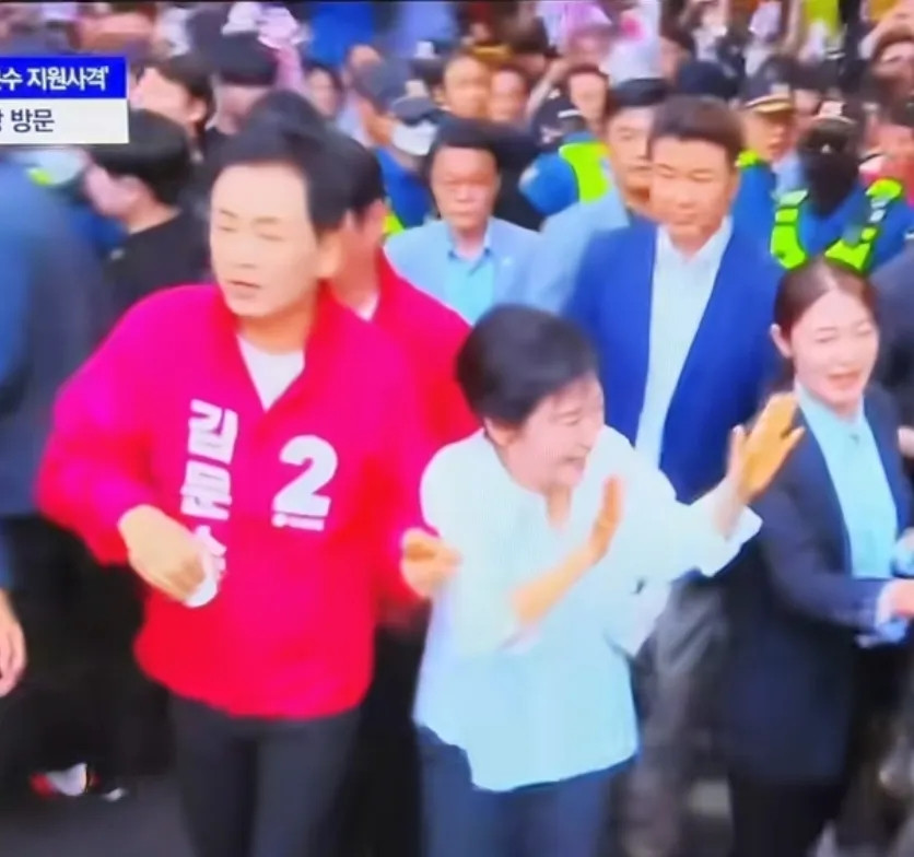 朴槿惠亲自出来为金文洙拉票。记得之前朴槿惠从里面放出来的时候，她可是说过以后不