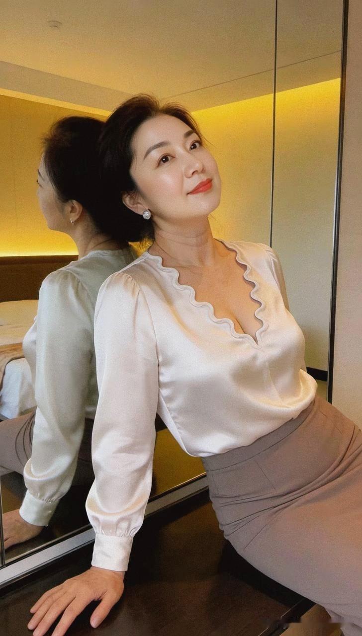 眉眼带俏，专撩你的心跳~递水给你时，指尖会“不小心”碰着你的指腹，等你抬头