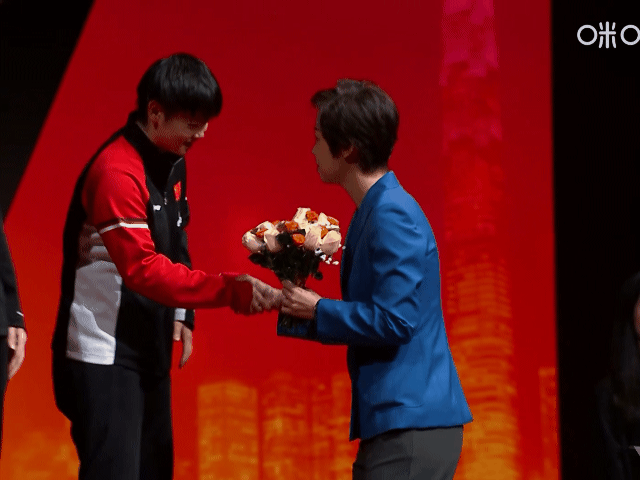 2025WTT香港总决赛混双颁奖仪式的颁奖嘉宾是张怡宁和李宁💐