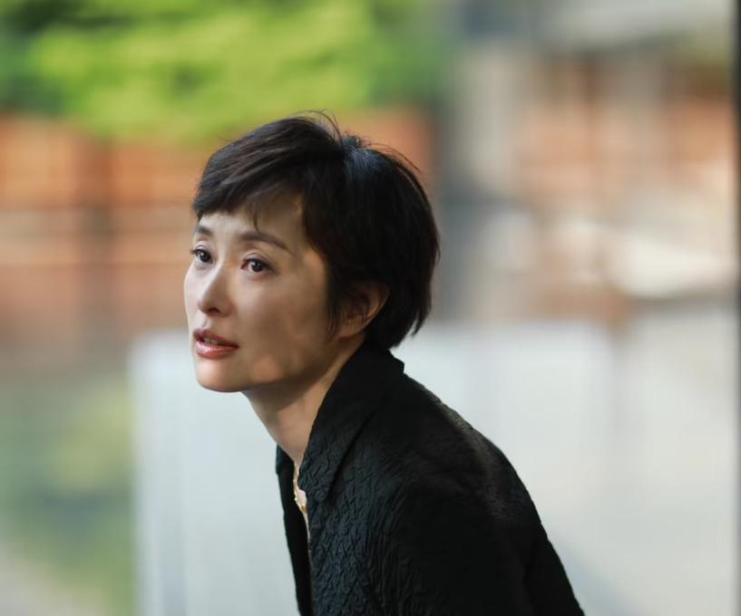 陈建斌估计后槽牙都要咬碎了吧？谁能想到，吴越离开他之后，吴越竟然让自己活得越