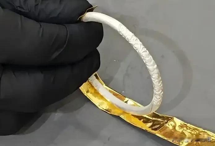 “聪明过头了！”四川自贡，一女子用金首饰抵押贷款，老板检测后确认没问题，就给女子