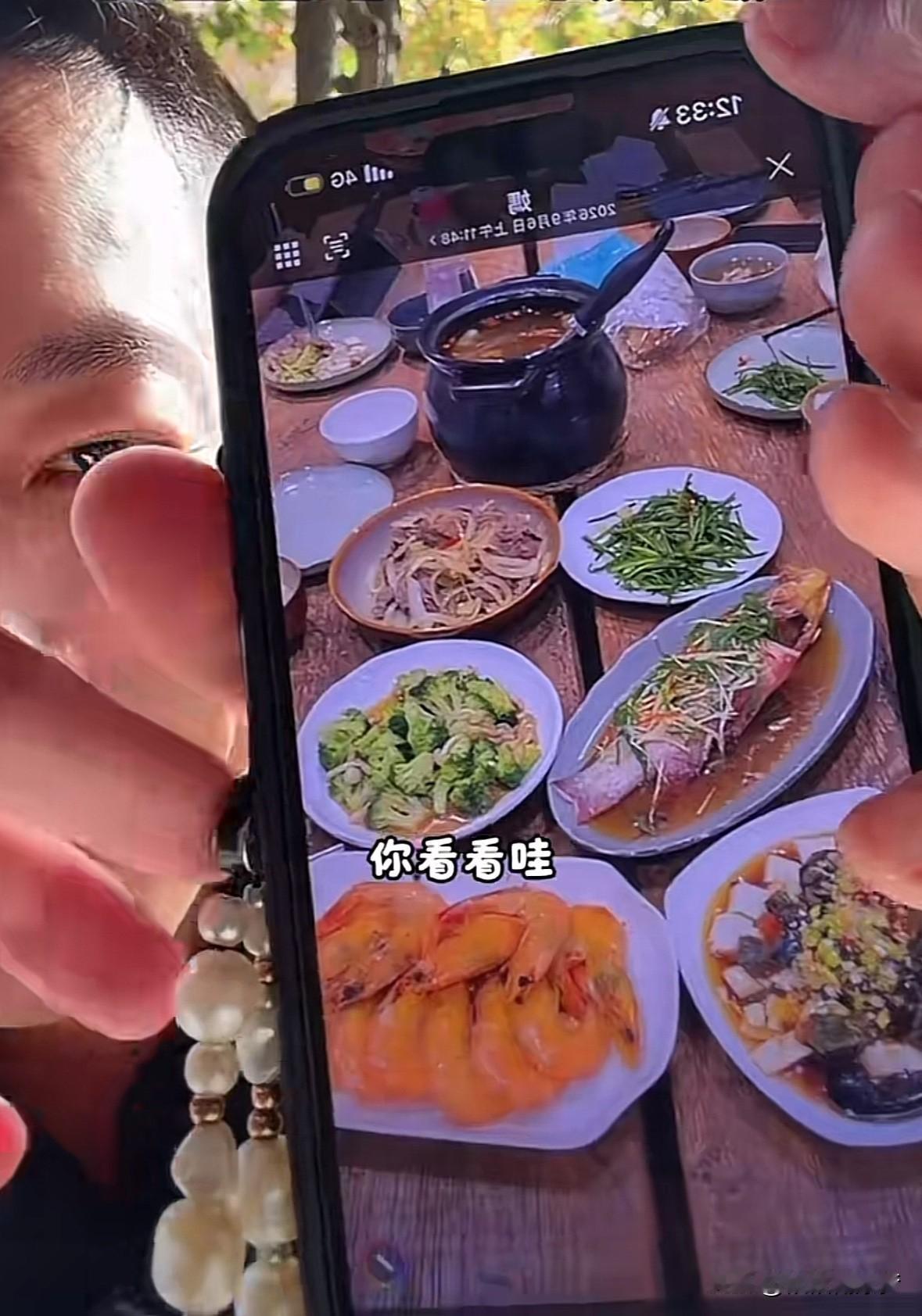小菲直播时，晒筱梅妈妈在台北，给玥儿和小霖霖做的饭，看着好丰盛啊！所以