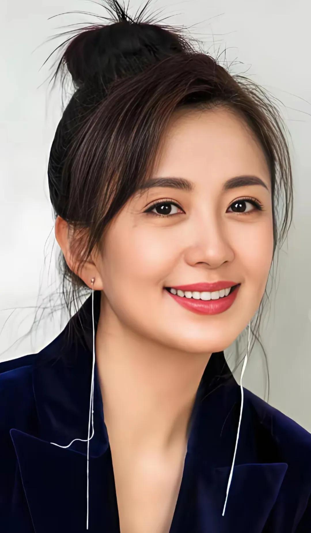 杨童舒的笑容太有感染力，中年女人舒服的美最打动人很喜欢杨童舒身上这份从容的