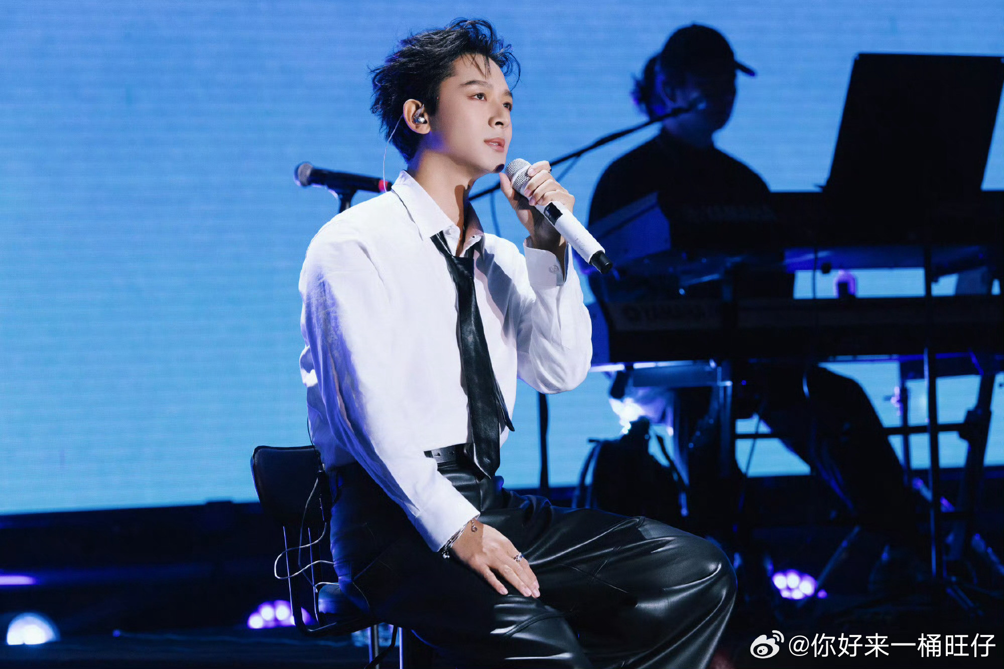 花少导演去看张晚意音乐节了哇！谁看了不说一句七老童心好得太顶了！网友偶遇张晚意音