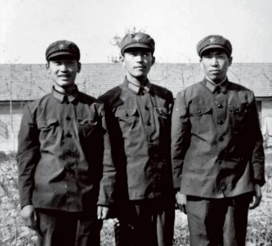 1981年底，提干失败的阎连科办好退伍证后回了老家嵩县。腊月的风裹着麦秸味刮