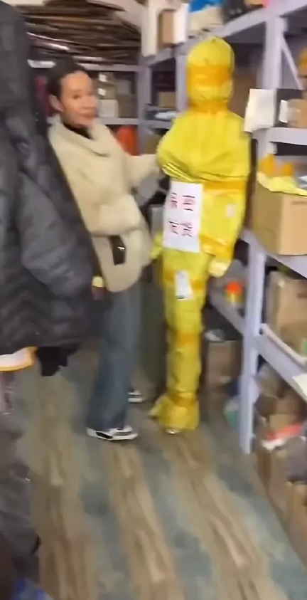 安徽赵先生是做服装生意的，因为工作需要在网上买了一个1：1人体模特，为了避免尴