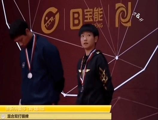 王楚钦一秒变脸的著名镜头，也是著名的东非大裂谷镜头。当时领奖台合照环节，他和