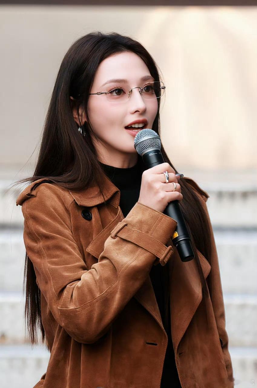 彭小苒完全是主人级别这姐现代剧简直杀疯了！姐狗恋剧本里，她一出手，小奶狗乖乖贴