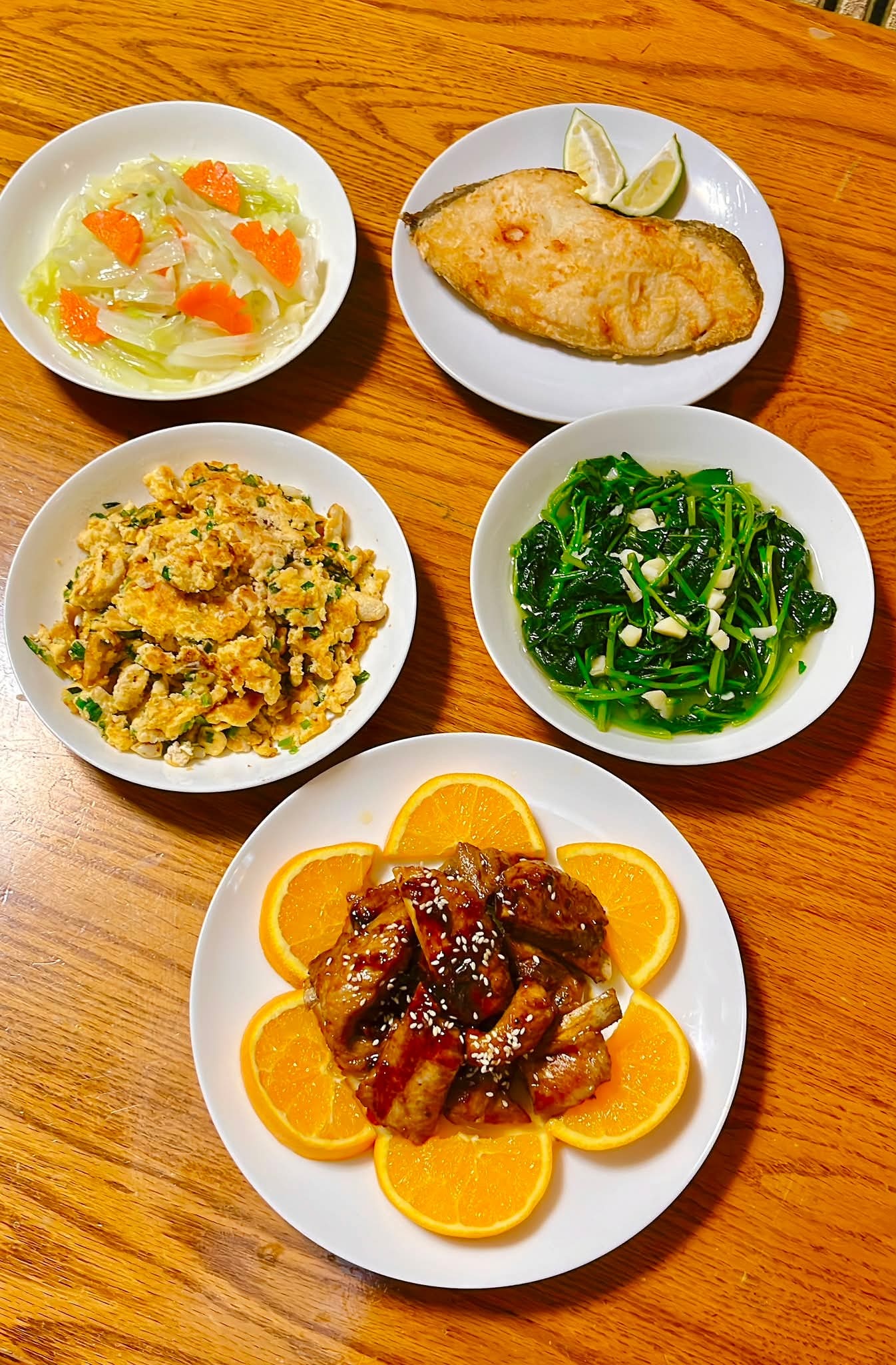 今日晚餐😍橙汁排骨魚蛋炒雞蛋香煎比目魚蒜香地瓜葉高麗菜😄