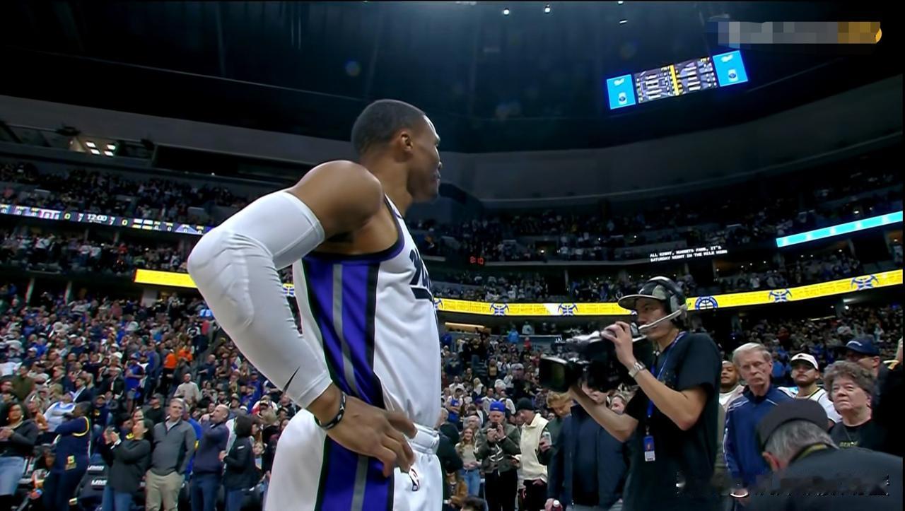 国王老将威斯布鲁克真是太奇怪了！在今天国王客场以128：123力克掘金的比赛中，