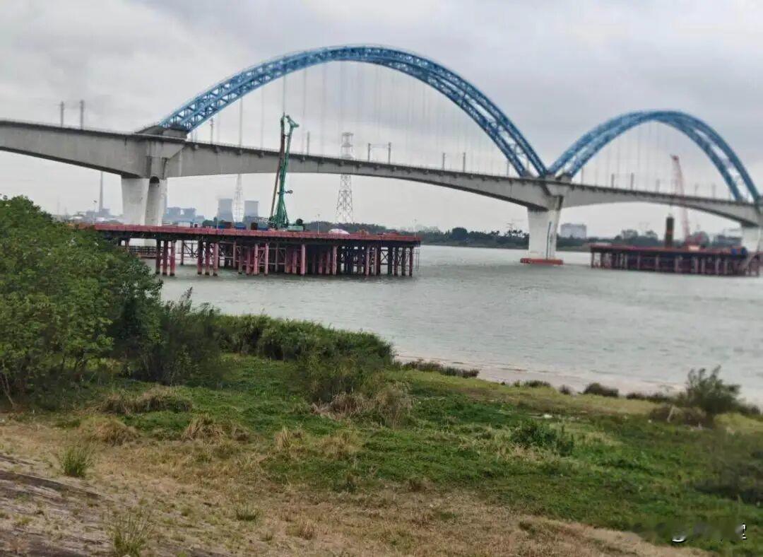 广州一家五口驾车误入施工通道，全部坠江遇难。12月13日13时许，鹤山古劳丽水南