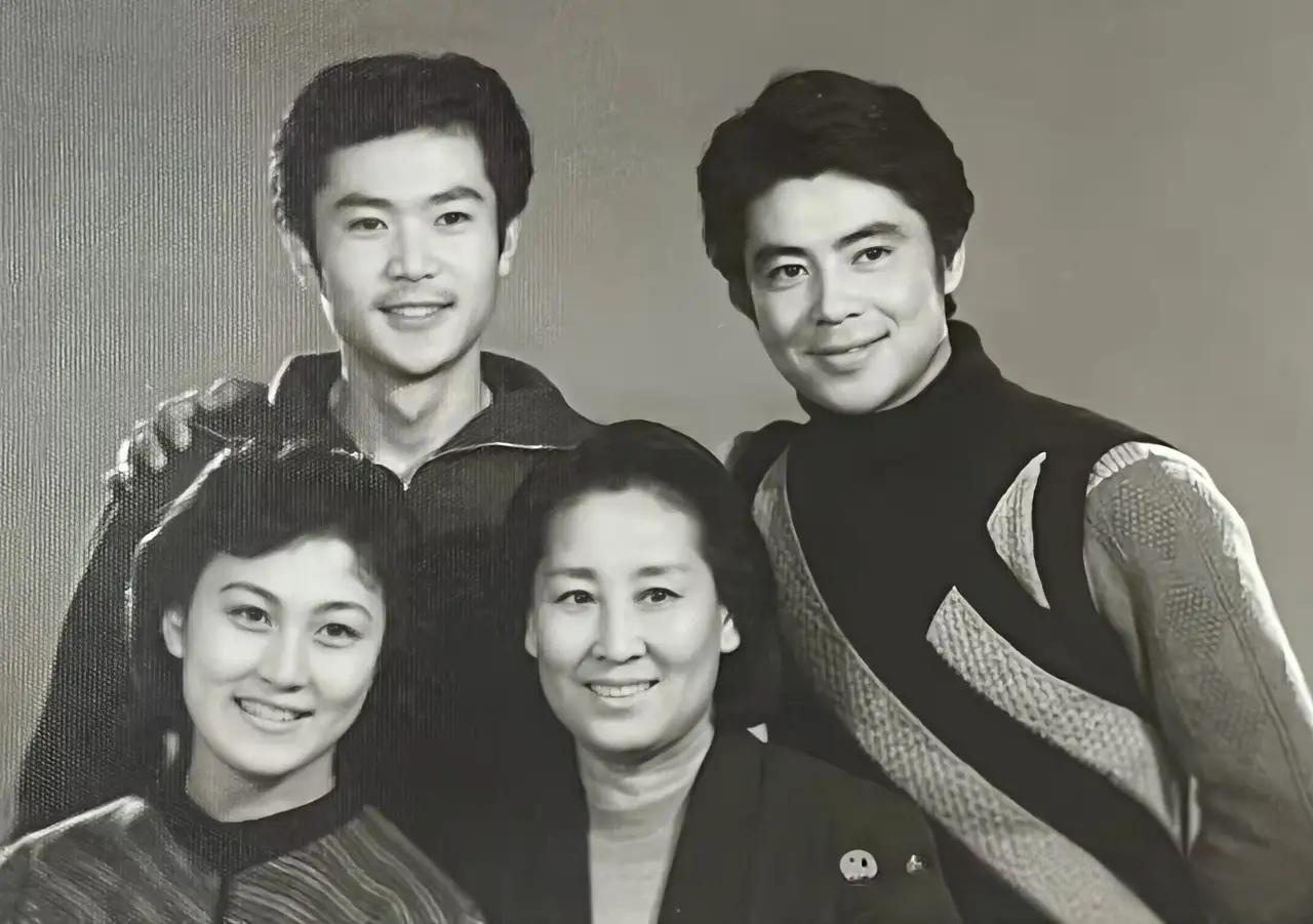 后排那位浓眉大眼的演员名叫颜世魁，他还在大学读书期间就参演了电影《不是为了爱情》