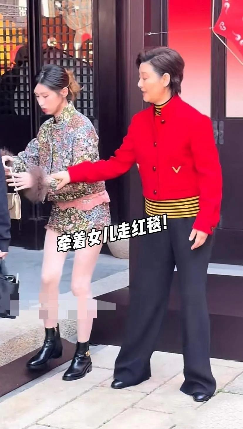 徐帆带19岁养女出席活动！2026年1月16日，徐帆携养女徐朵出席华伦天奴新春