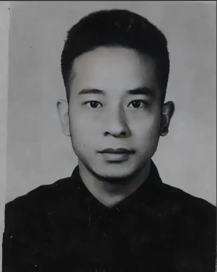 1948年，罗广斌身份暴露，但他哥哥是中将，敌人不敢抓人，就找到他哥哥：“你弟是