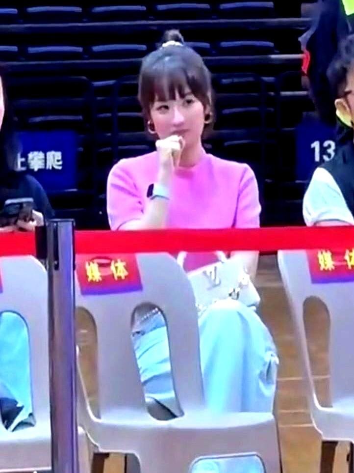 别再喊嫂子了，人家是前CBA摄影师。杨瀚森在开拓者主场背着包跳舞的视频，还有