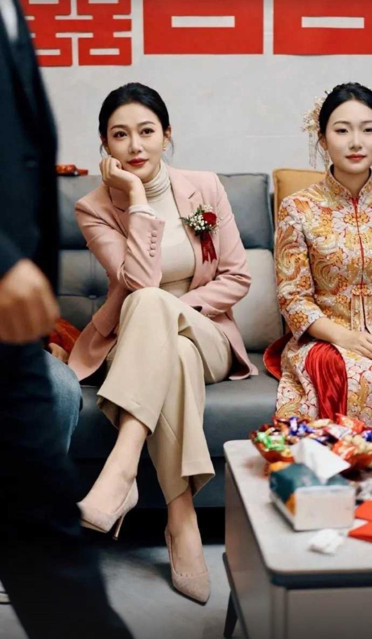 去参加朋友婚礼，本来是来随份子吃席，结果一眼相中了端坐一旁的新娘妈妈。新娘端庄