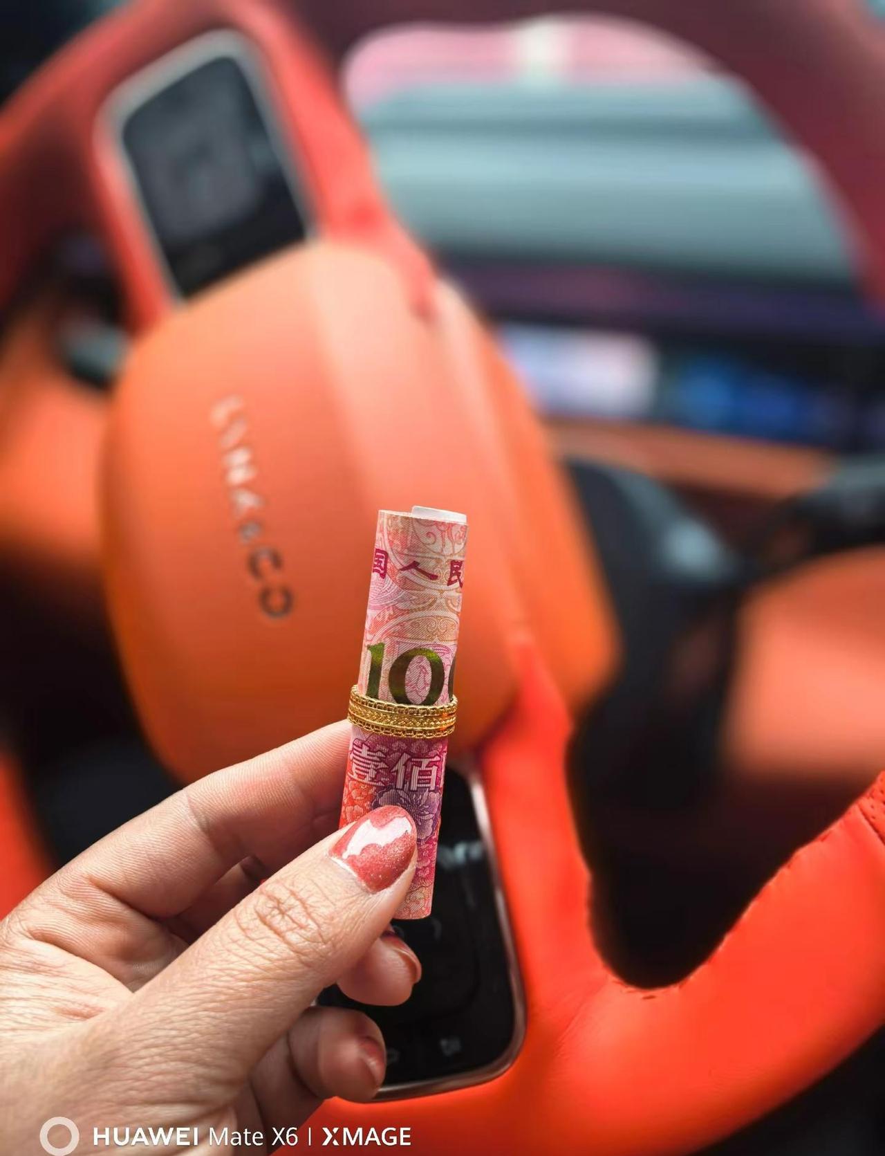 别人用戒指套住爱情，我用戒指套住财运，把戒指套进百元大钞里，财富环绕，钱和福气都