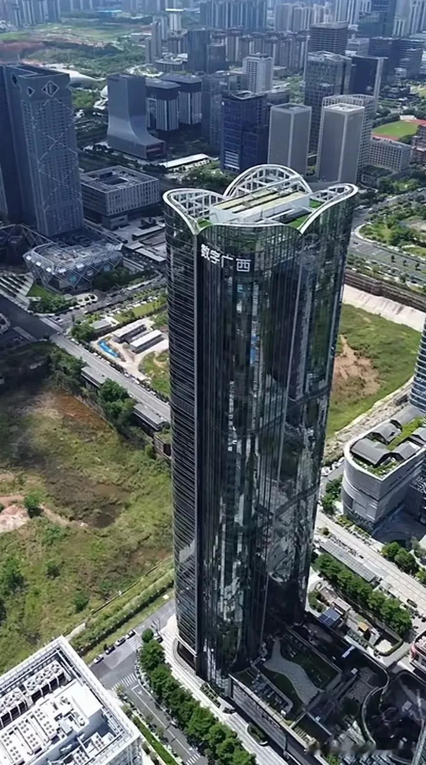 这座数字广西大厦，造型可真是别具一格呀。就这么竖在这里，你们说到底像不像英叔的电