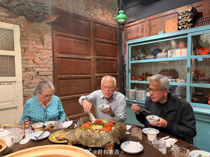 黄仁勋陪父母在一家普通小店吃晚餐。桌上是家常菜，身边是父母，没有镁光灯和大场面。