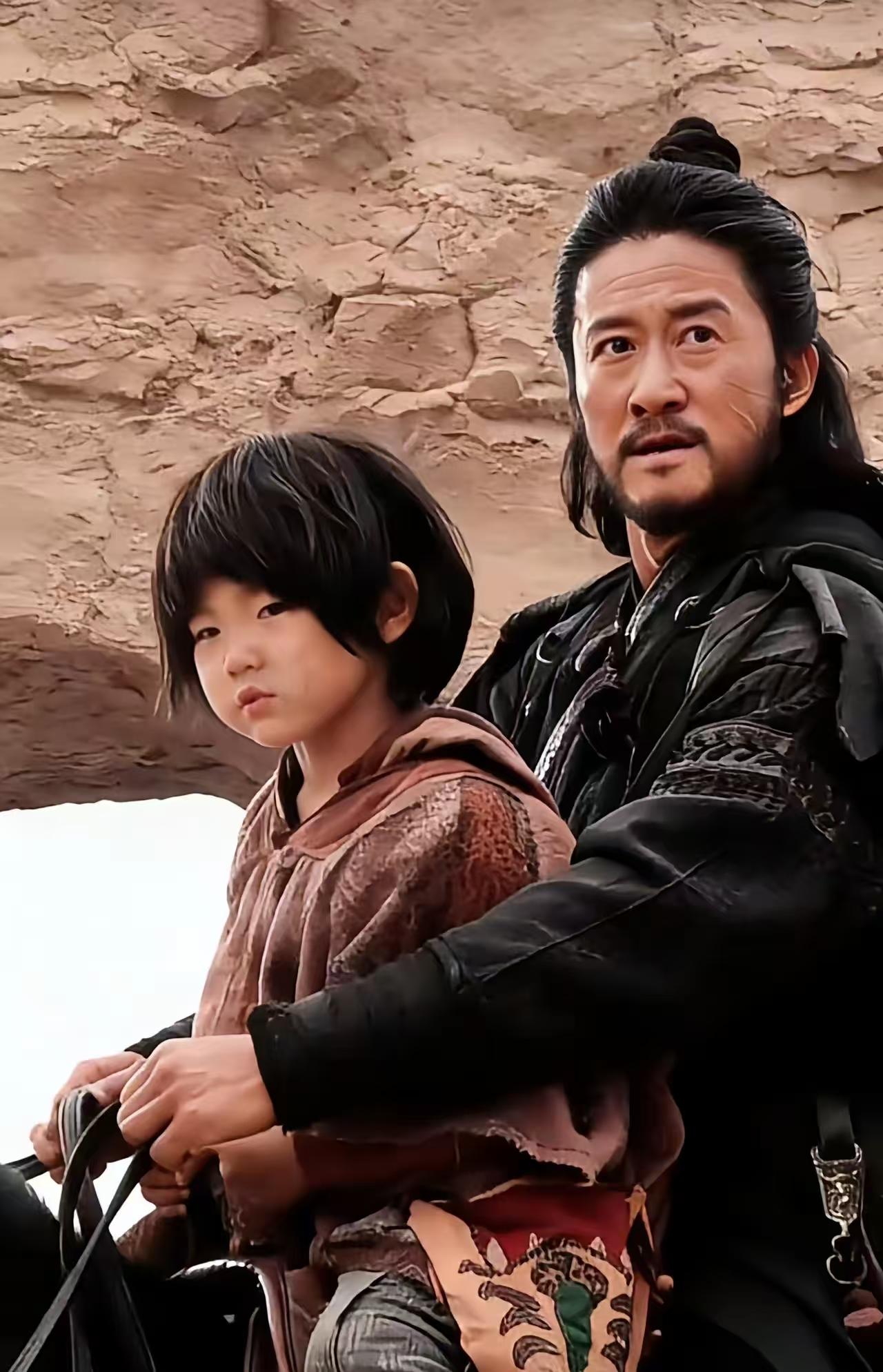 阿育娅大沙暴那场戏太燃了经典了，陈丽君牛呀。李连杰不但变的年轻，而且神态举止特别