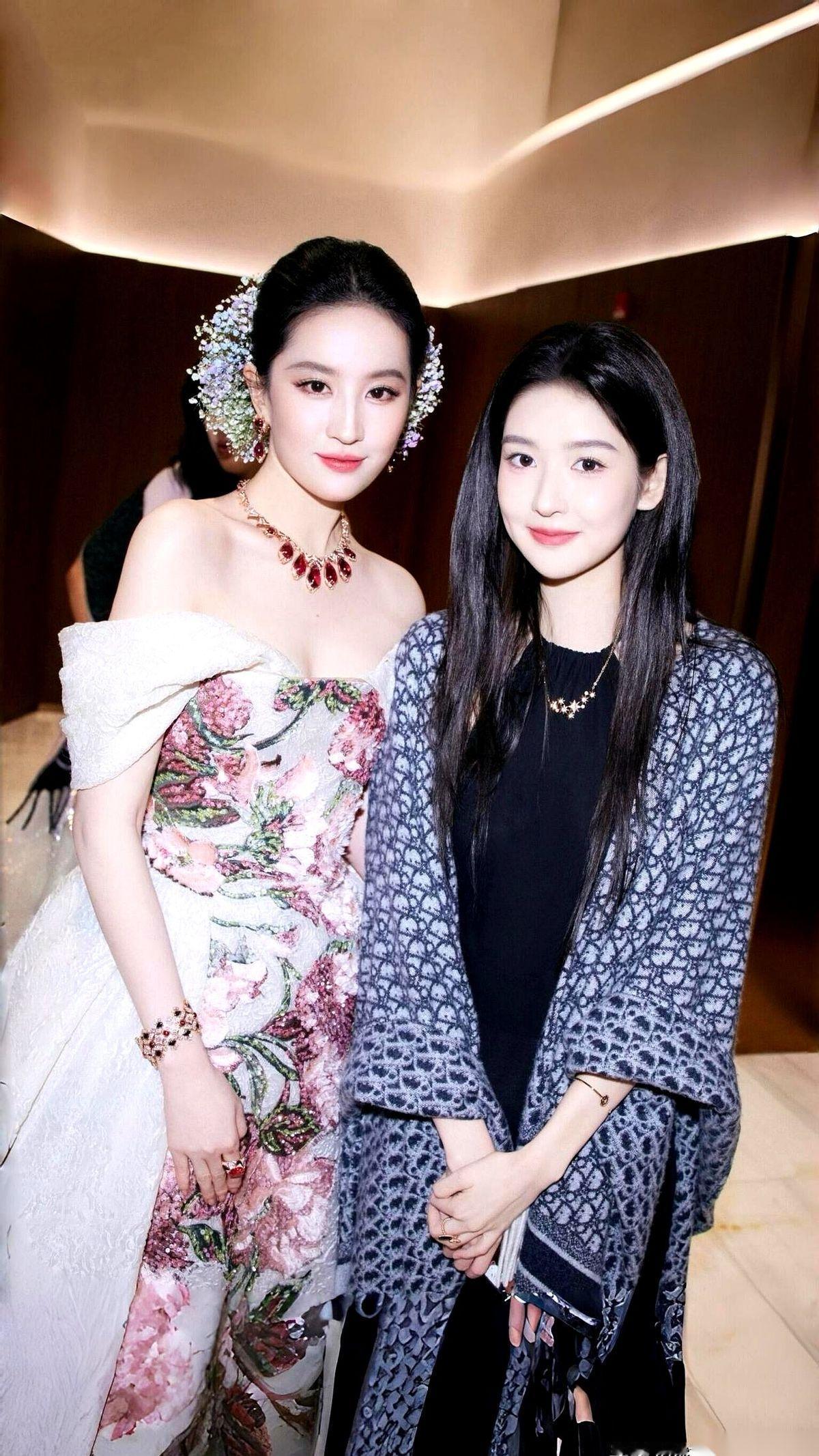 刷到刘亦菲跟年轻小花的合照，一下子给我看愣了。不是说谁比谁美，真的，到这个份上