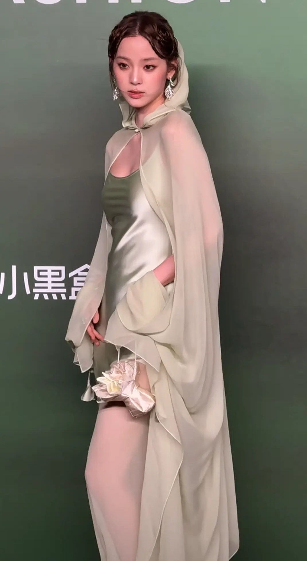 这就是典型的衣服秒了，但是脸没有，就很尴尬了。​​​
