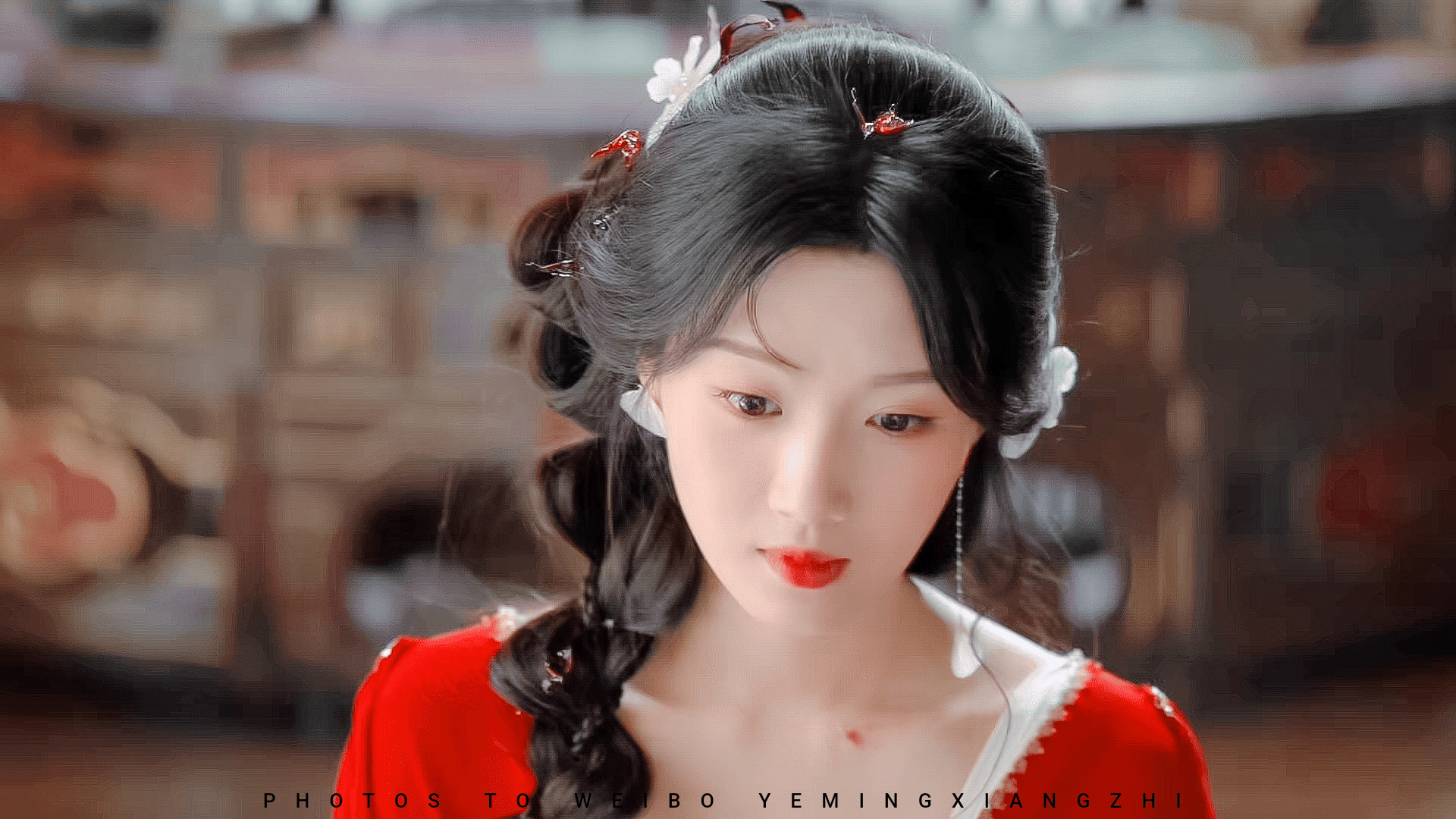 #卢昱晓#一袭红衣，明媚至今。​