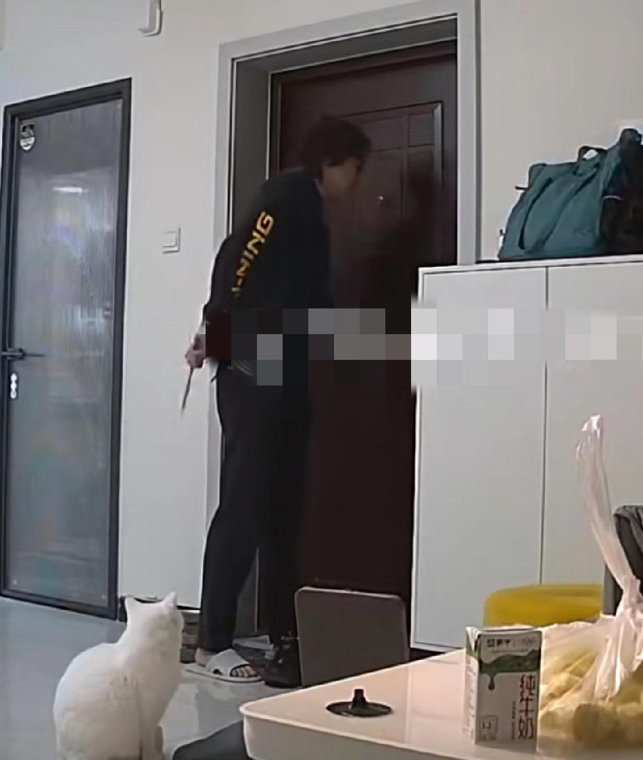后怕！12月1日，河南郑州张先生凌晨两点听见陌生人敲门，手持菜刀打开门后对方谎称