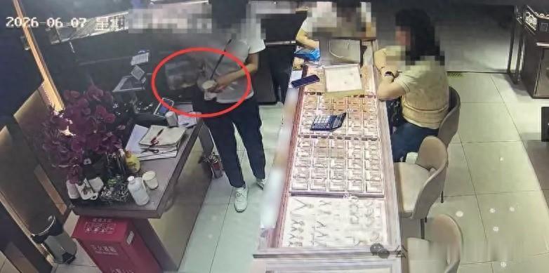 这也太马虎了！四川，一女子在商场珠宝柜台换购项链，正当她付款时，店员热情地端来一