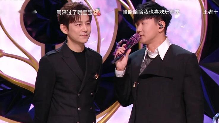 完了完了JJ怎么跟何老师一样高啊狗头保命！但是你的现场怎么能永远这么好听呢太绝